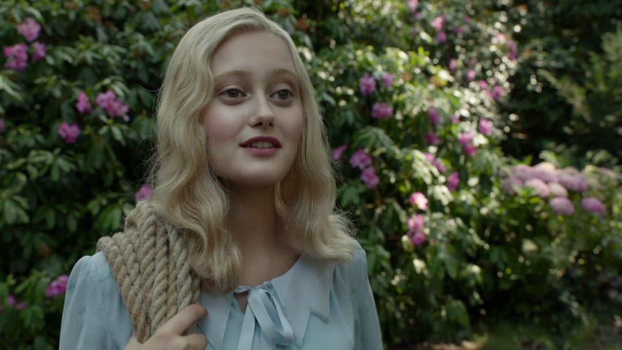 Ella Purnell in Miss Pellegrine