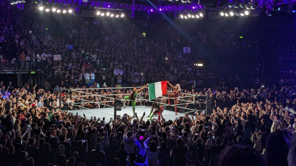 Live event WWE con bandiera dell'Italia 