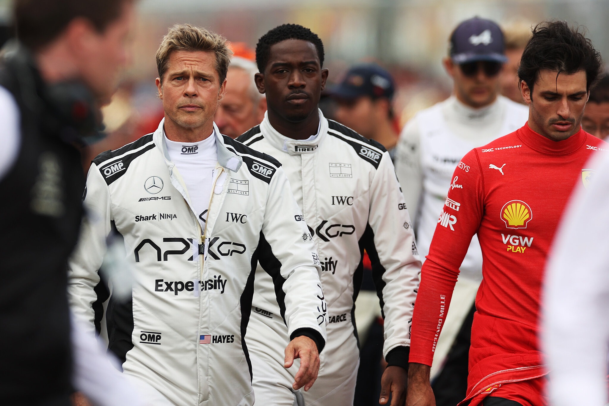 Brad Pitt e Damson Idris in compagnia del pilota F1 Carlos Sainz