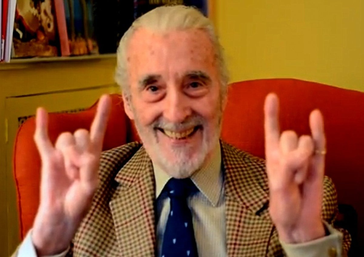 Christopher Lee nella posa tipica dei fan dell'heavy metal, fonte: Independent.co.uk