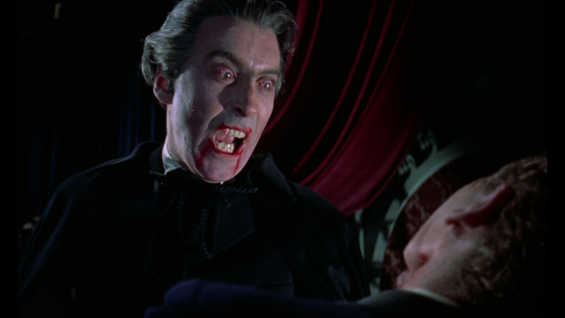 Christopher Lee in una scena di Dracula il vampiro