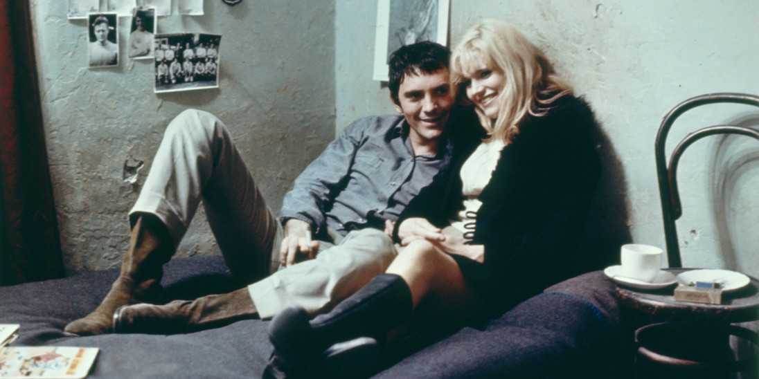 Terence Stamp e Carol White in una scena di Poor Cow (1967)