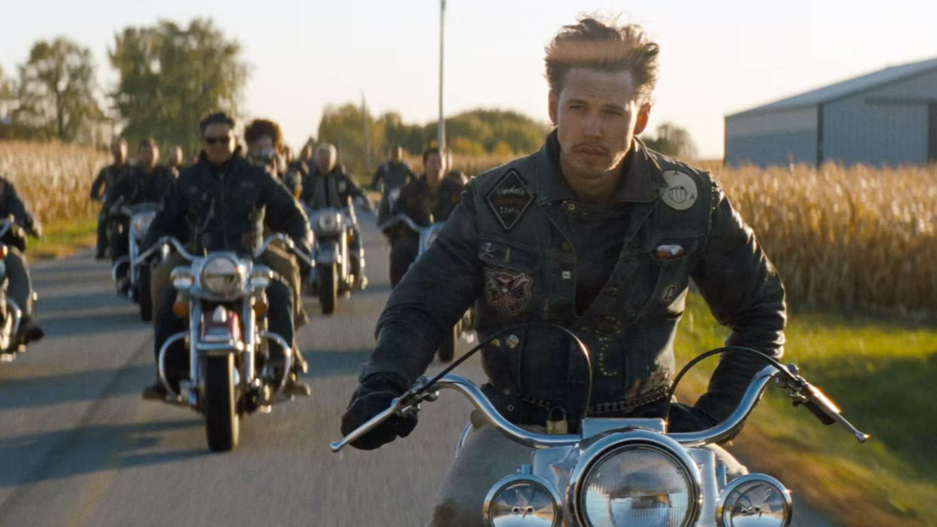 Austin Butler in moto in The Bikeriders