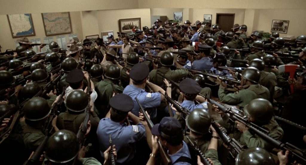 Steven Spielberg che indica i Blues Brothers circondato dalla polizia