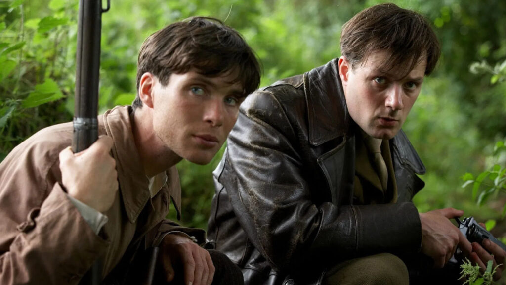 Damien (Cillian Murphy) e Teddy O'Donovan (Pàdraic Delaney) in una scena de Il Vento che accarezza l'erba (2006)