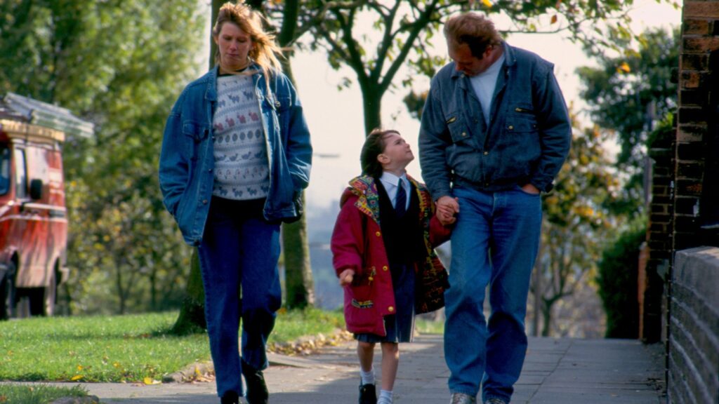 Bob (Bruce Jones) insieme a Anne (Julie Brown) e alla figlia Coleen (Gemma Phoenix) nella pellicola Raining Stones (1993)