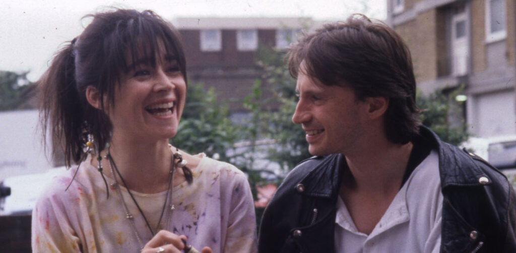 Stevie (Robert Carlyle) e Susan (Emer McCourt) in una scena di Riff-Raff (1991)