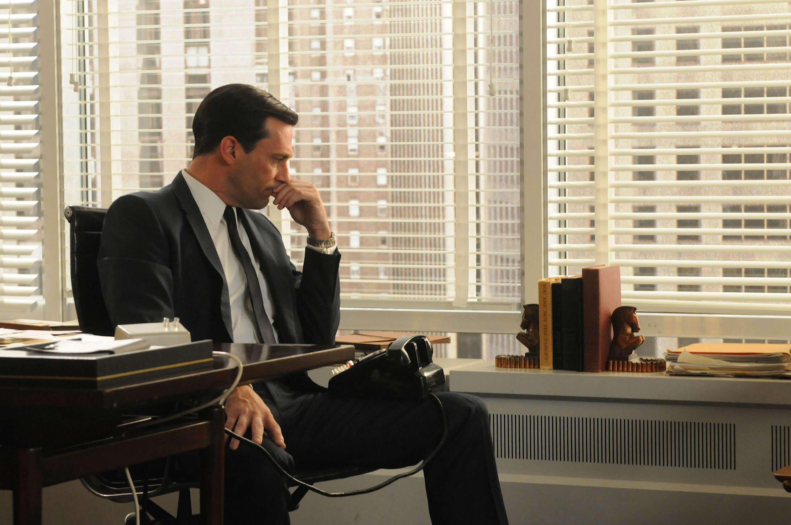 Jon Hamm è Don Draper in una scena di Mad Men 