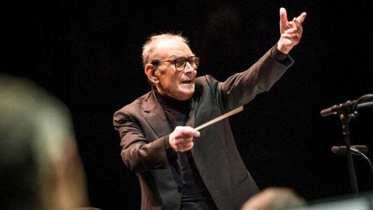 Ennio Morricone mentre dirige un orchestra