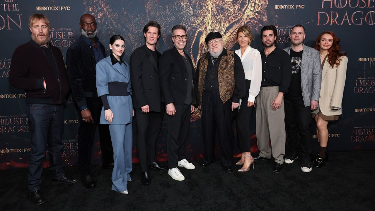 George Martin con il cast di House of the dragon