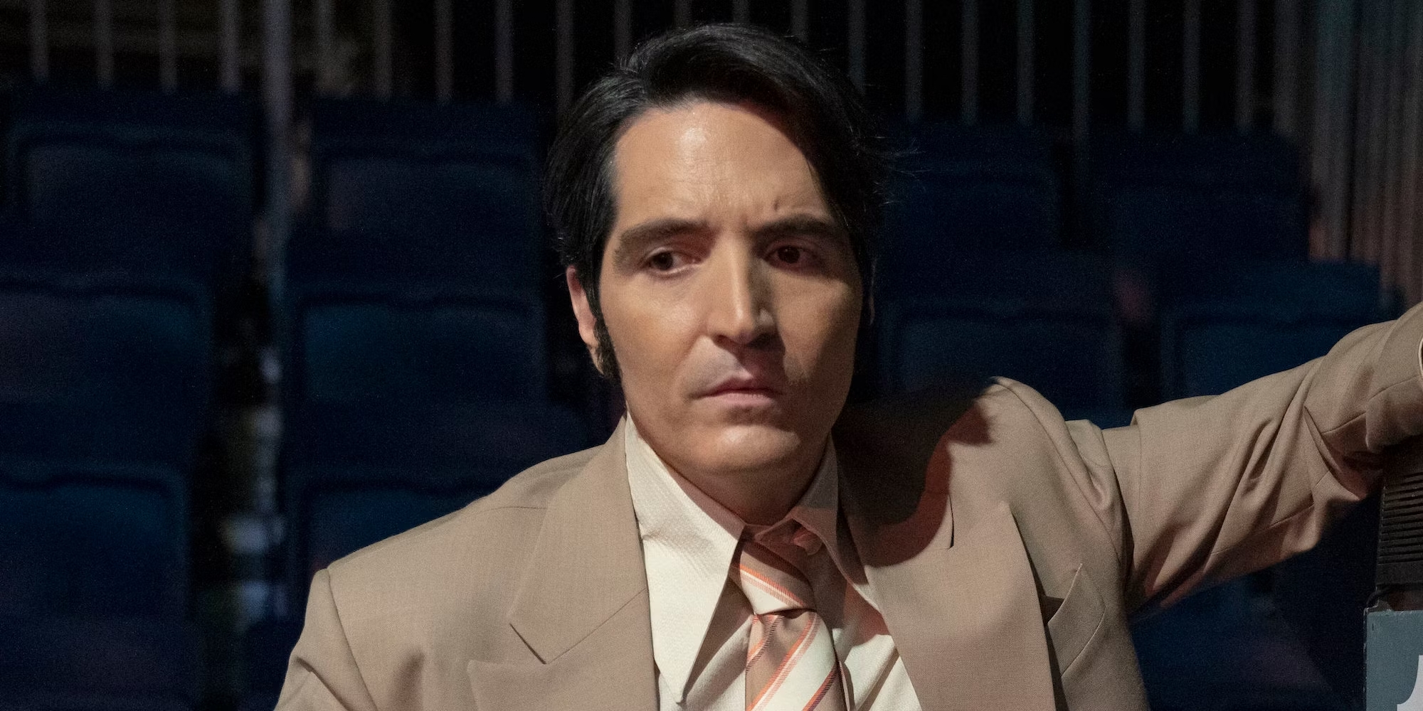 Il talentuosissimo David Dastmalchian in una scena di Late Night with the Devil