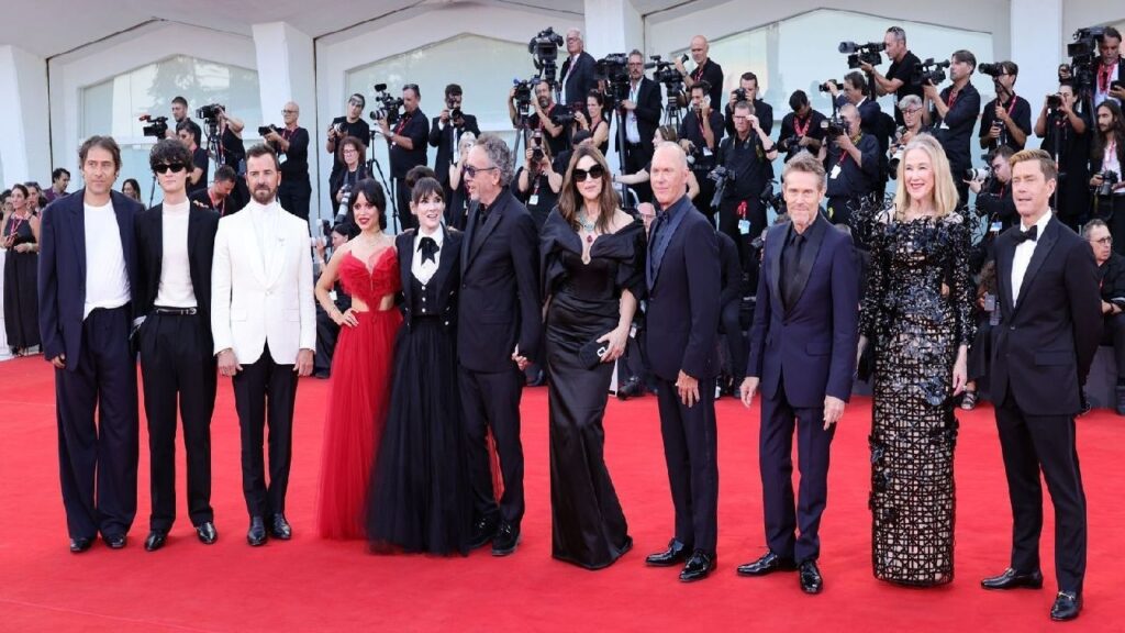 Tim Burton e il cast di Beetlejuice Beetlejuice sul red carpet di Venezia81