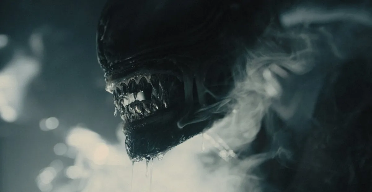 Lo xenomorfo in tutto il suo orrore in una scena di Alien: Romulus 