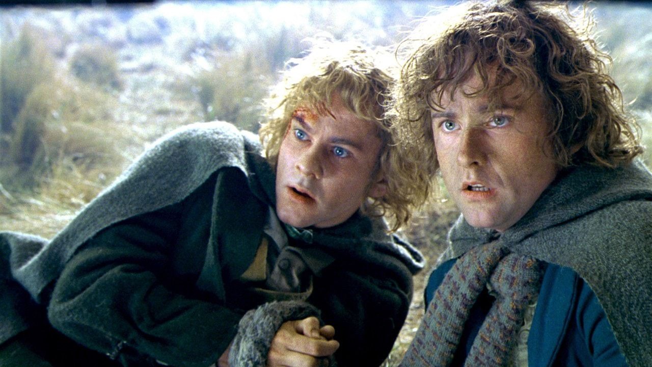 Gli Hobbit Merry e Pipino in una scena di Il Signore degli Anelli