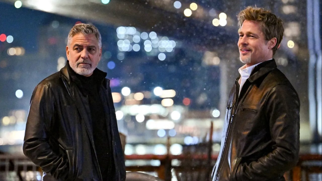 George Clooney e Brad Pitt in una scena di Wolfs