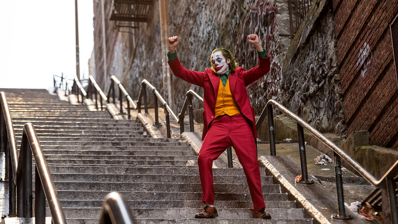 Il ballo di Joker sulle scale di Gotham City 