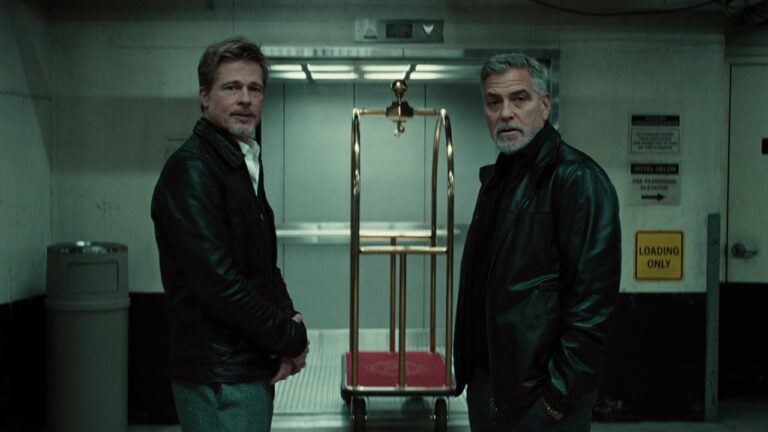 Brad Pitt e George Clooney nel film Wolfs