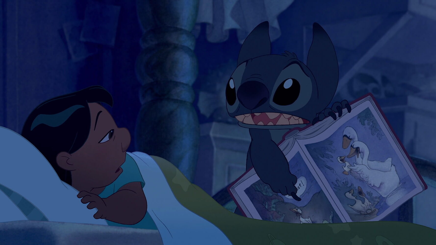 Stitch mostra a Lilo Il brutto anatroccolo