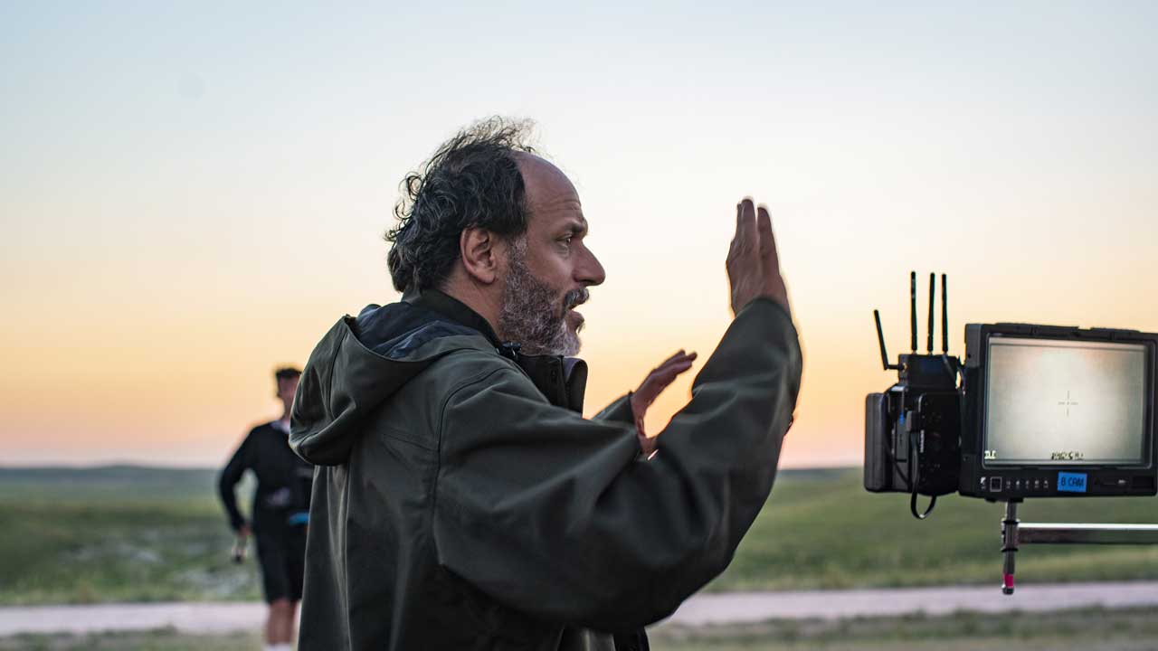 Il regista Luca Guadagnino sul set di Queer 