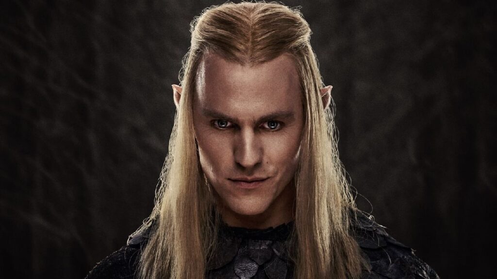 Charlie Vickers nel ruolo di Annatar Sauron nella seconda stagione di Gli Anelli del Potere