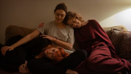 Le protagoniste di His Three Daughters in un'immagine del film Netflix