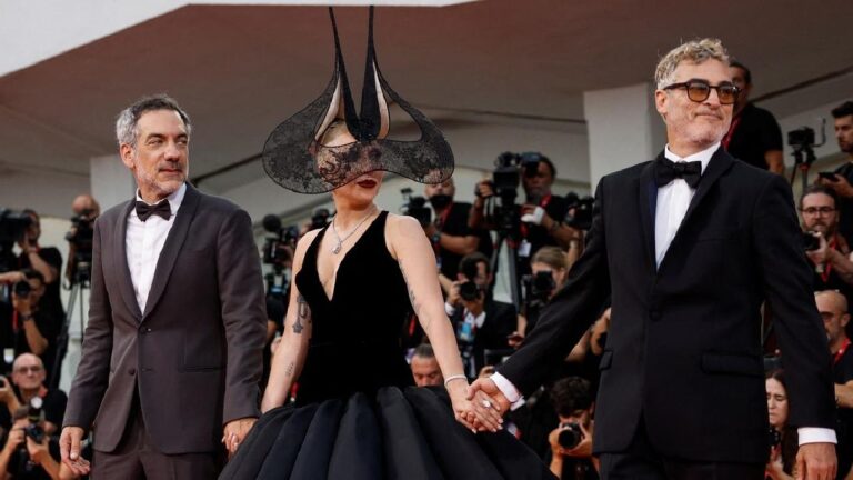 Todd Phillips, Lady Gaga e Joaquin Phoenix sul red carpet di Venezia81