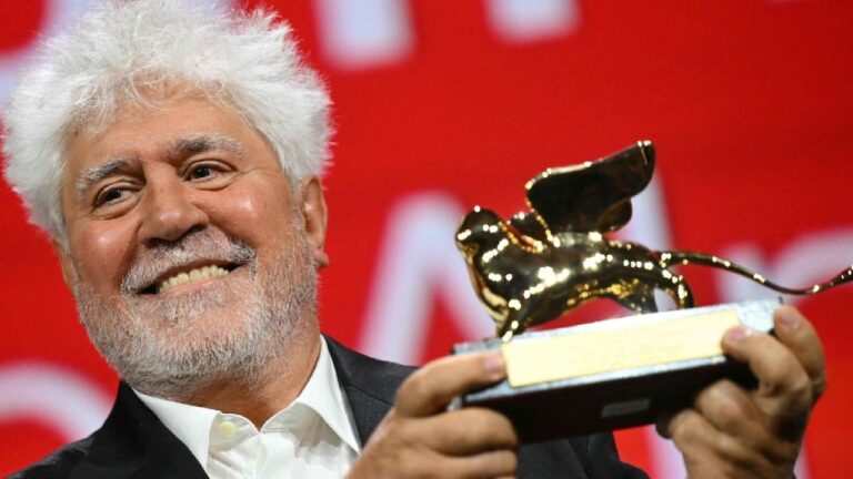 Pedro Almodovar con il Leone D'oro a Venezia81