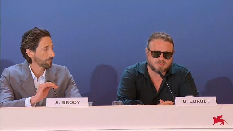 Adrien Brody e il regista Brady Corbet alla conferenza stampa di presentazione di The Brutalist 