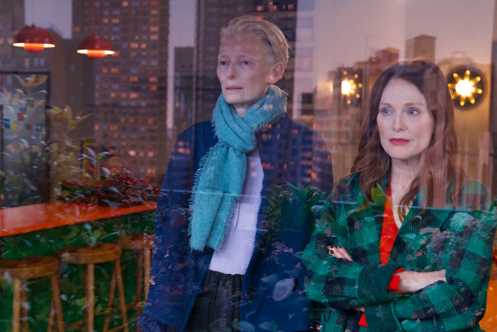 Tilda Swinton e Julianne Moore in una scena di The Room next Door 