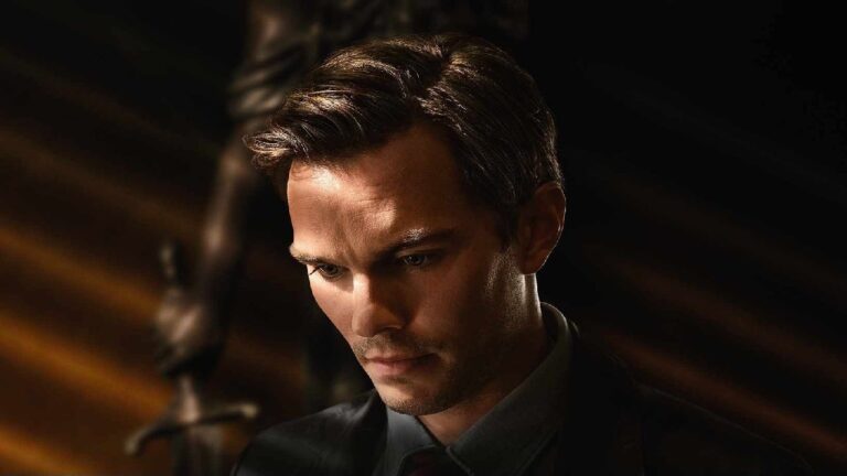 Nicholas Hoult in una scena di Giurato numero 2