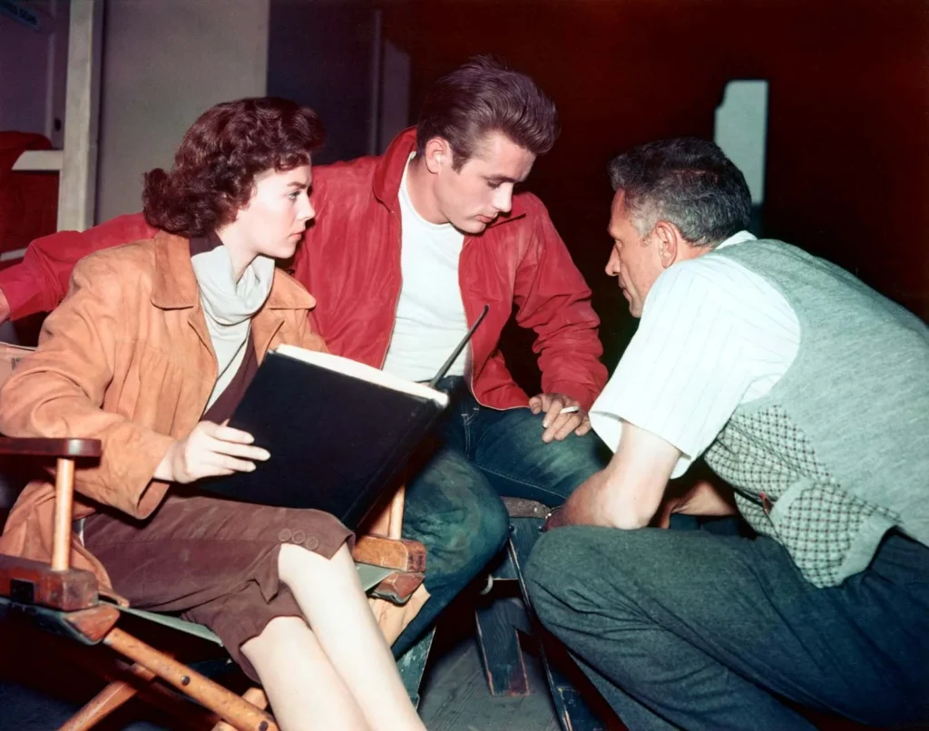 Nicholas Ray sul set di Gioventù Bruciata con Natalie Wood e James Dean