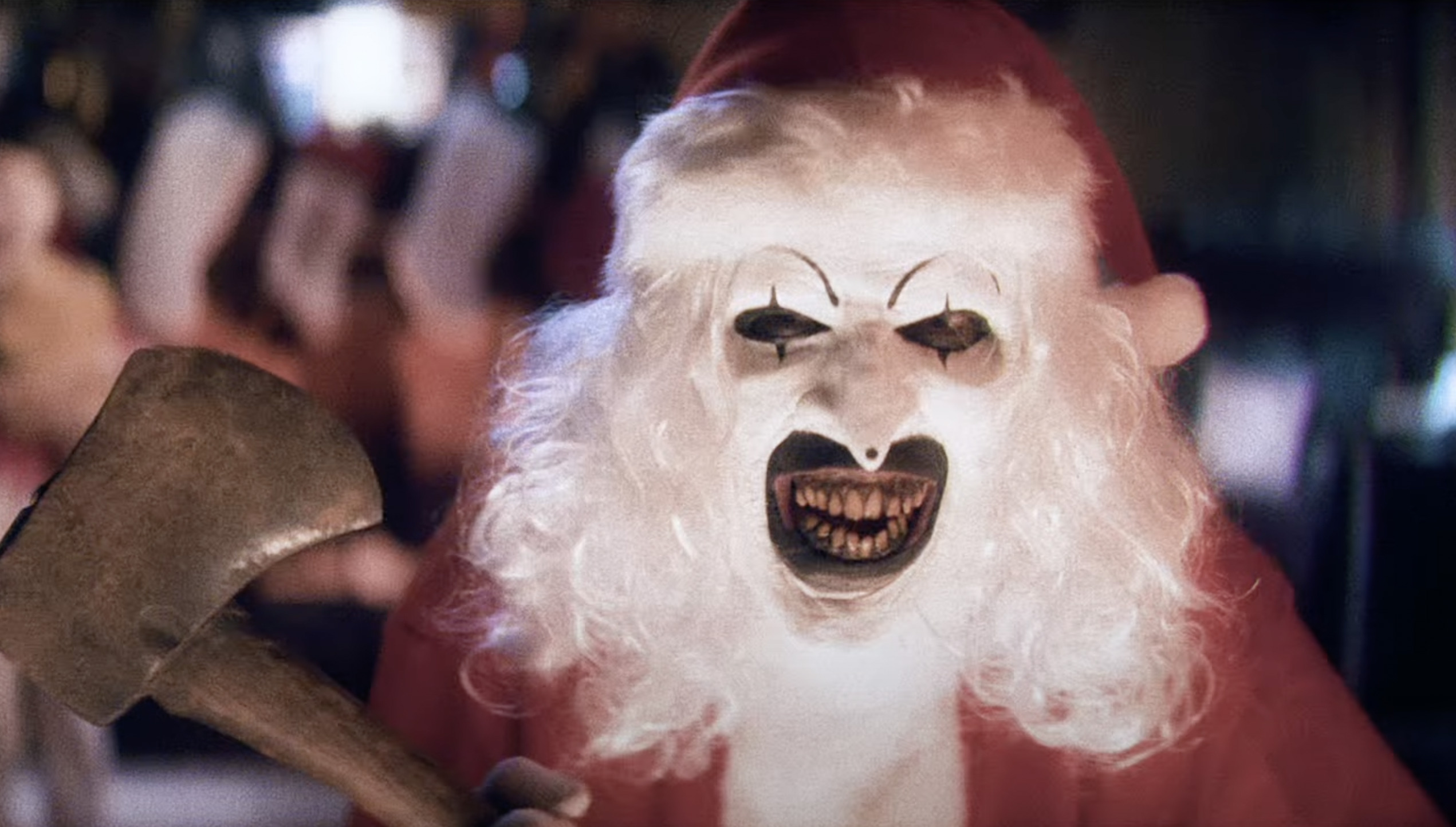 Art il Clown vestito da Babbo Natale in Terrifier 3 