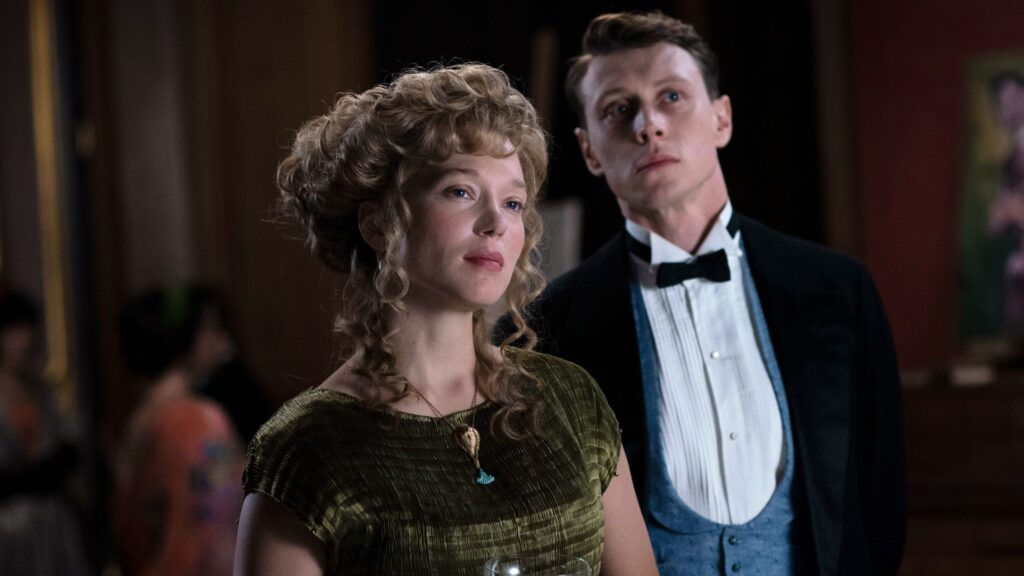 Lea Seydoux e George MacKay in The Beast