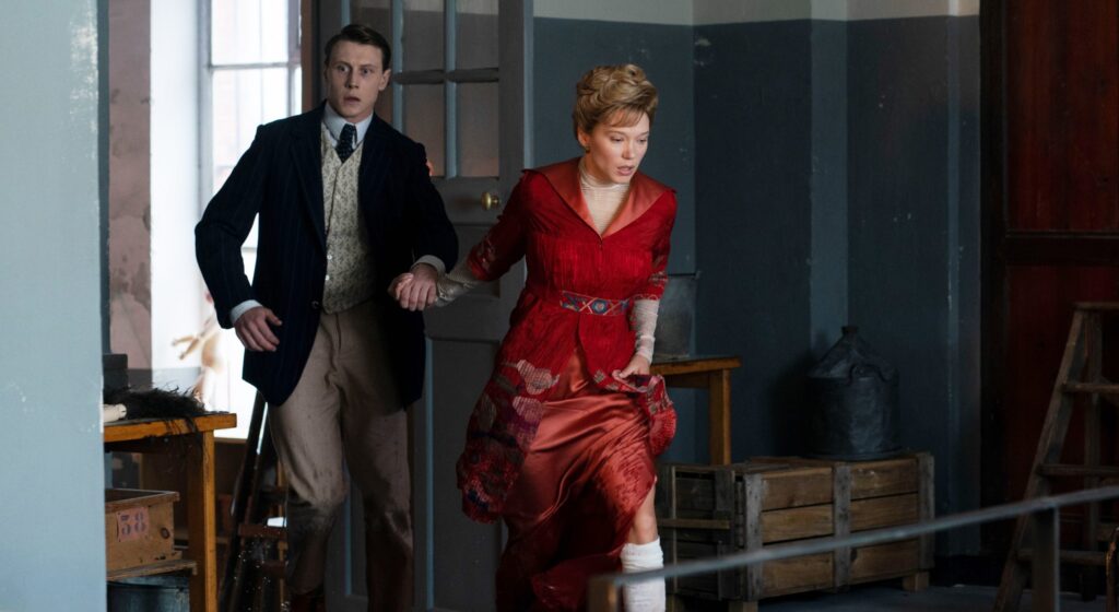 Lea Seydoux e George MacKay in una scena di The Beast