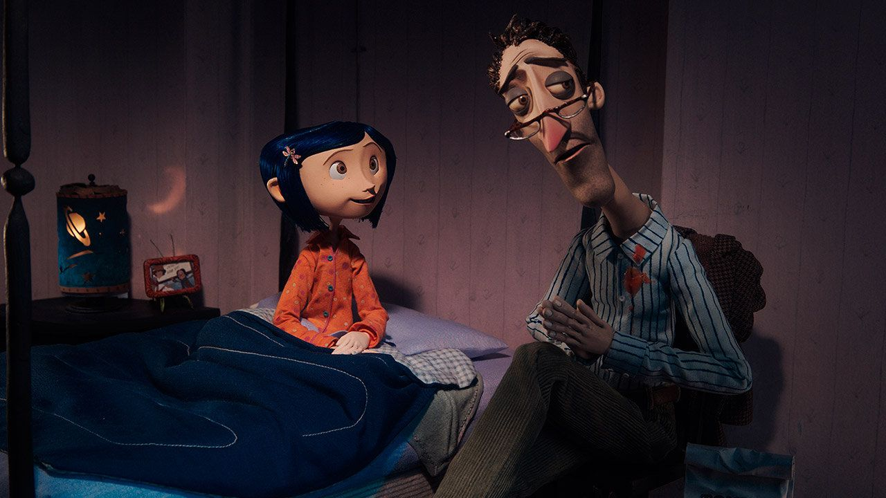 Coraline e suo padre in una scena del film