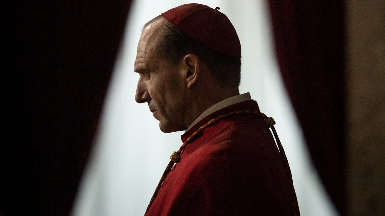 ralph-fiennes-conclave-poster