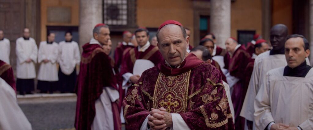 Un'immagine di Ralph Fiennes in Conclave 