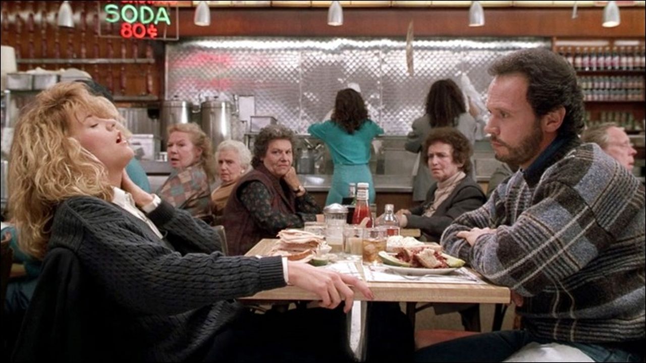 Un frame della celebre scena al ristorante.