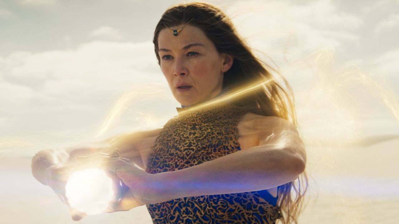 Moiraine Damodred (Rosamund Pike) ritratta in una scena della terza stagione de La Ruota del Tempo