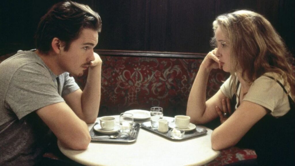 I due protagonisti Jesse e Celine in un bar in Before Sunrise