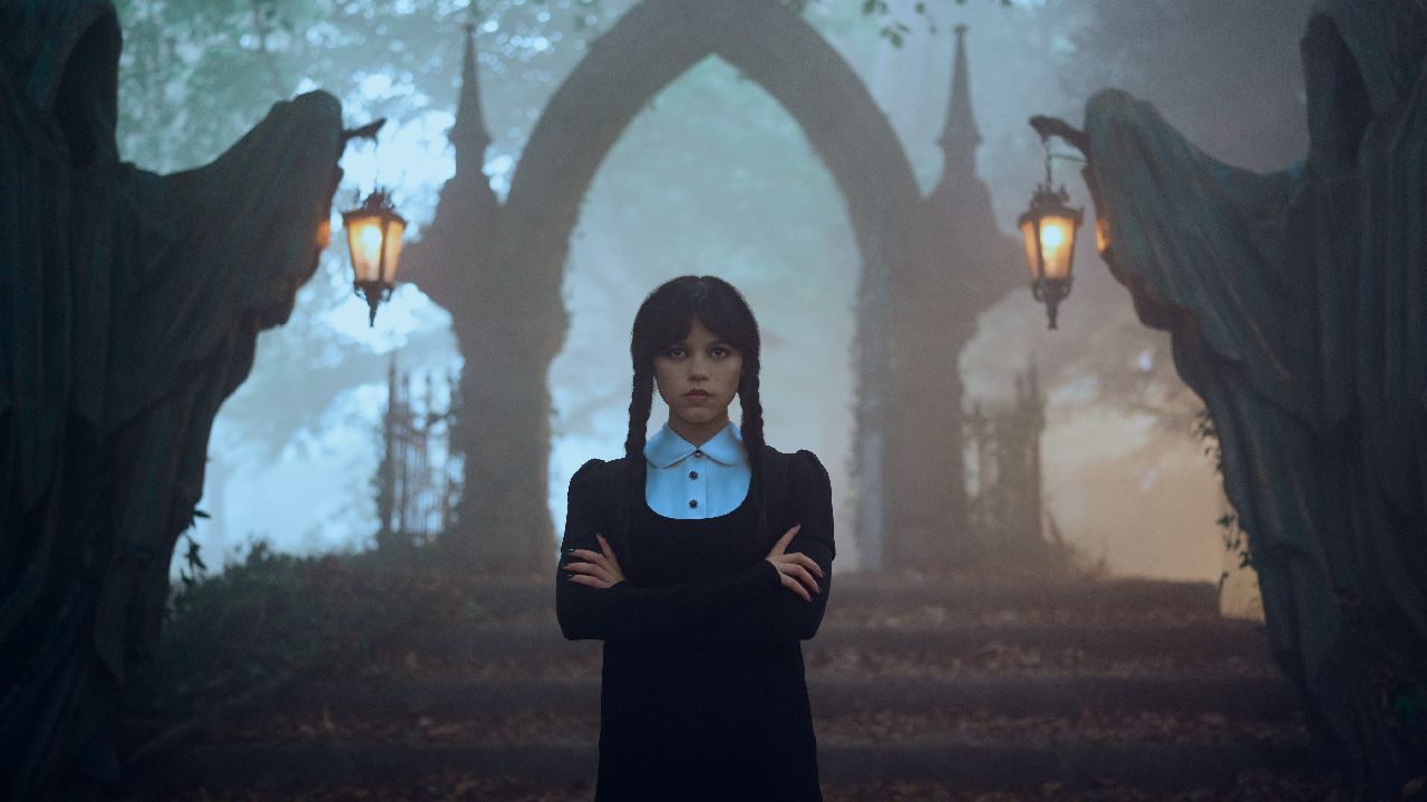 Jenna Ortega è Mercoledì in una foto della seconda stagione, fonte: Netflix