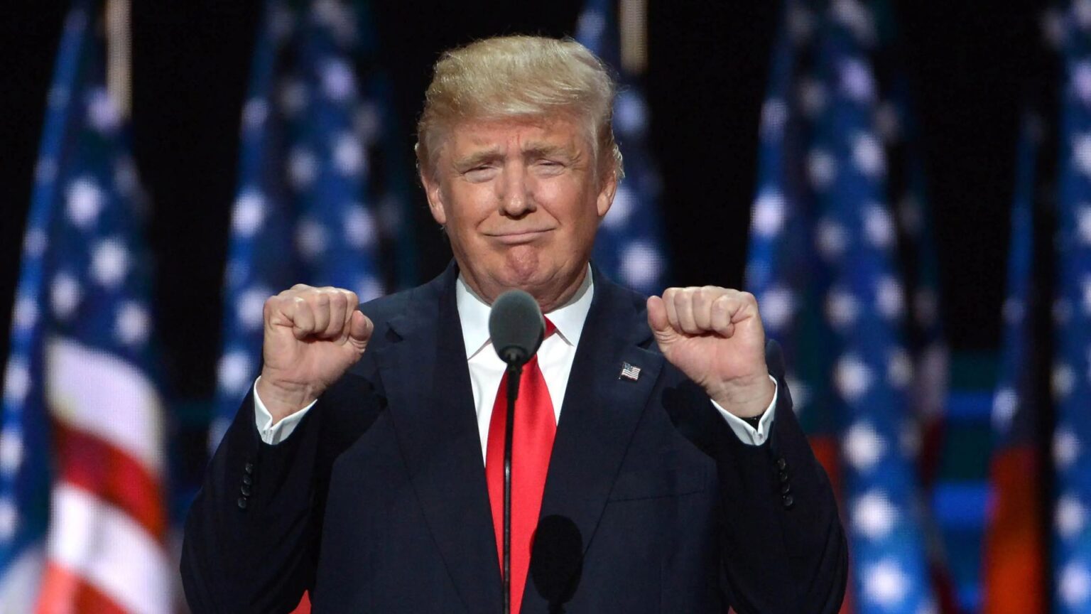 Gruppo di hacker mostra Trump baciare i piedi di Elon Musk (ma è un video in IA) Il presidente Donald Trump.