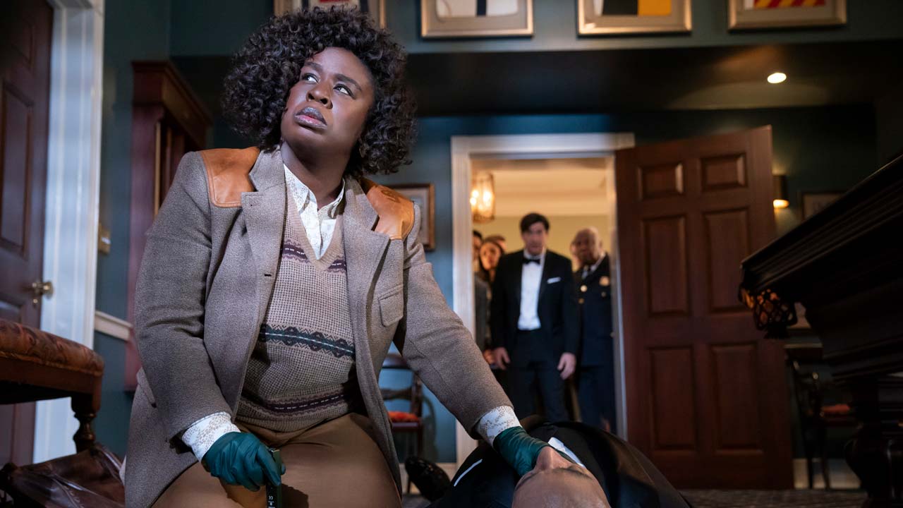 Uzo Aduba in una scena di The Residence