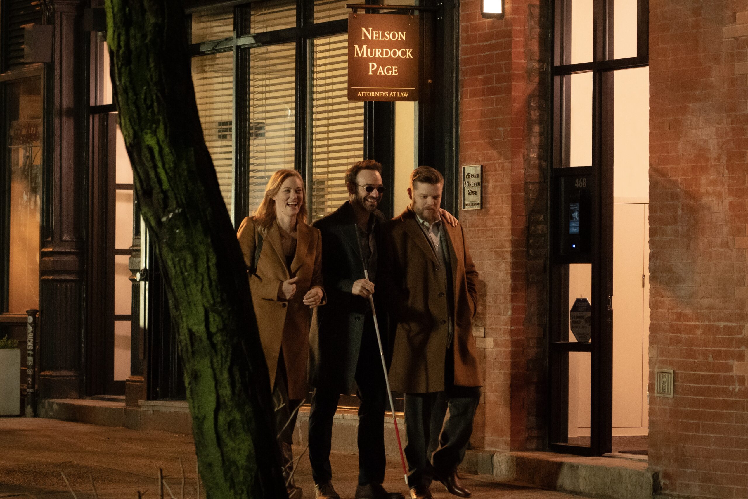 Matt Murdock, Karen Page e Foggy Nelson per le strade di New York 