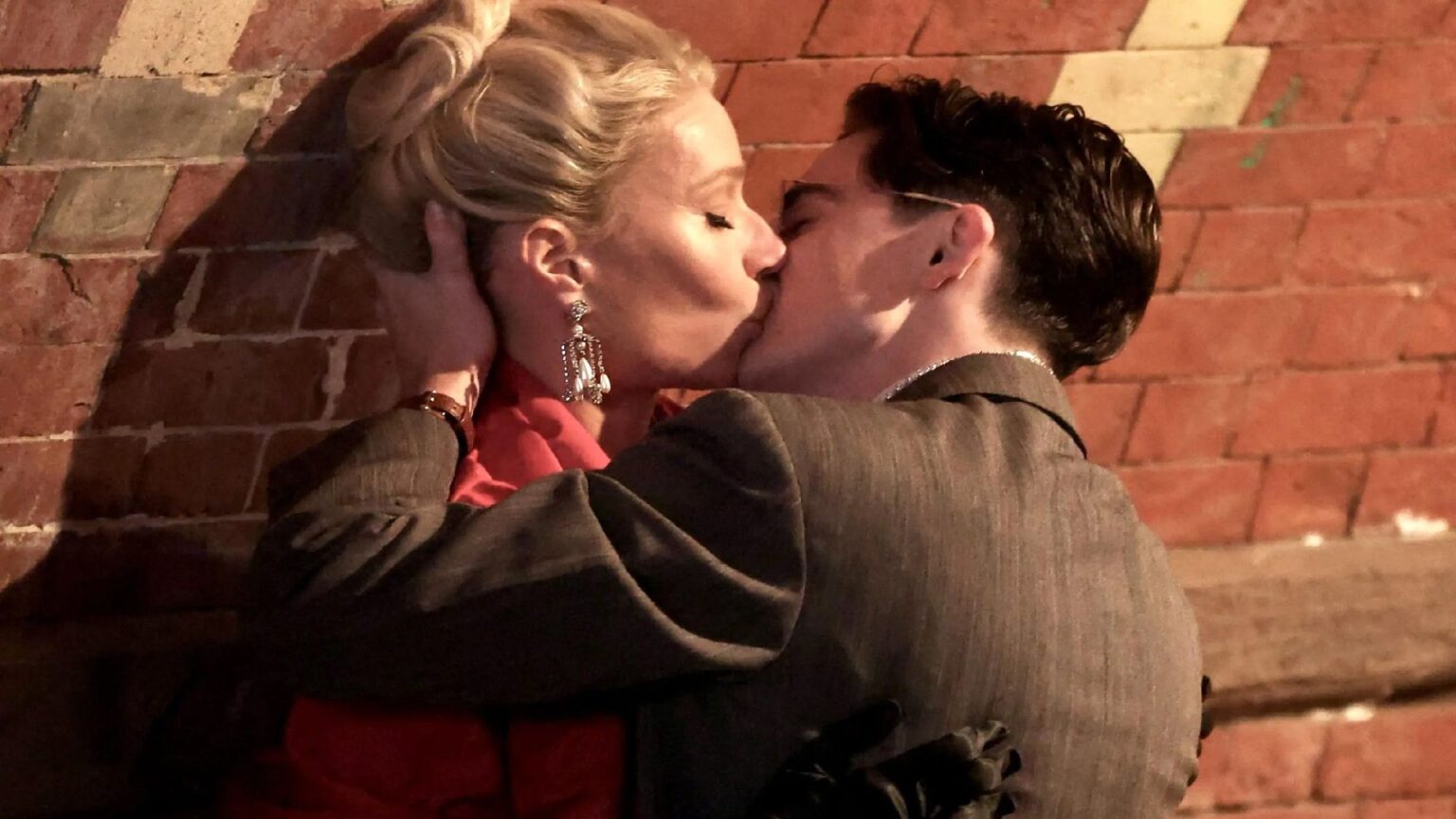 Gwyneth Paltrow e Thimothée Chalamet in una scena di Marty Supreme