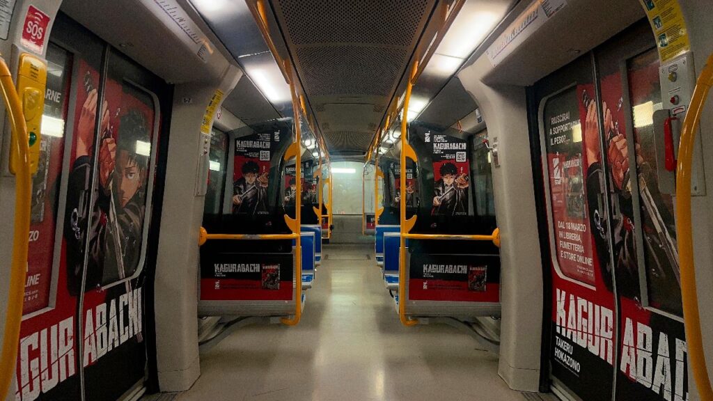 Un vagone del M5 di Milano con Kagurabachi
