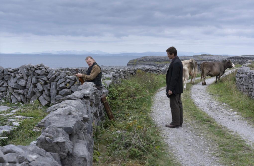 Colm (Brenda Gleeson) e Padràic (Colin Farrell) in una scena di Gli spiriti dell'isola (The Banshees Of Inisherin, 2022)