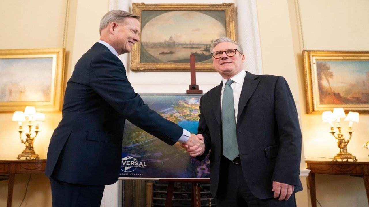 Il primo ministro Sir Keir Starmer accoglie il presidente della Comcast Corporation, Mike Cavanagh (Immagine: Stefan Rousseau)