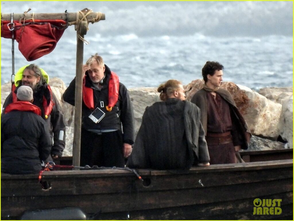 Tom Holland e Christopher Nolan sul set di The Odyssey