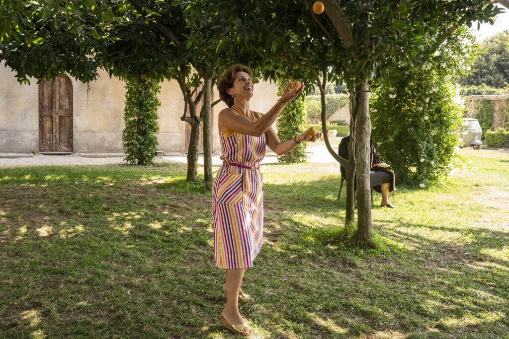 Teresa Saponangelo in una scena di È stata la mano di Dio
